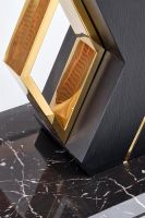 St�l VINCENZO, pl�t: MDF dyhovan� s dekorom bieleho mramoru, ktor� m� v�razn� �ilkovanie dod�va stolu autentick� a luxusn� vzh�ad pr�rodn�ho kame�a/podno�: lakovan� oce� - �ierna/zlat� dekorat�vne doplnky/�ierny mramor s bielym �ilkovan�m - ilustra�n� obr�